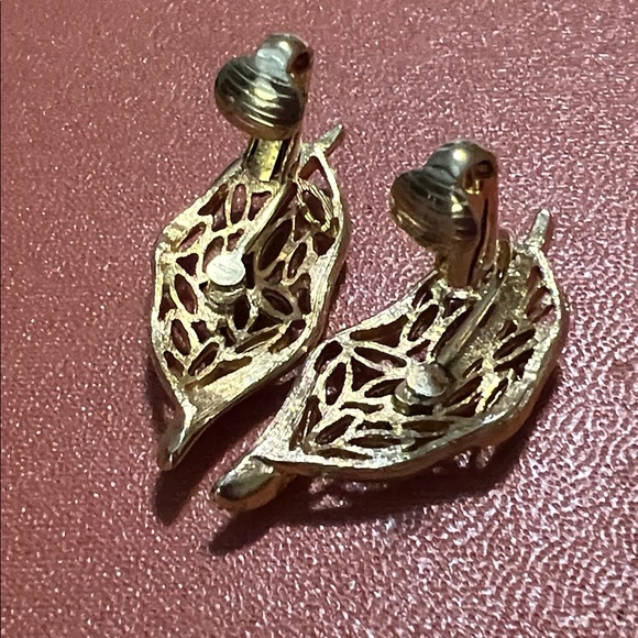 Detailed Vintage Gold Leaf Clip On Earrings. - Picture 4 of 6